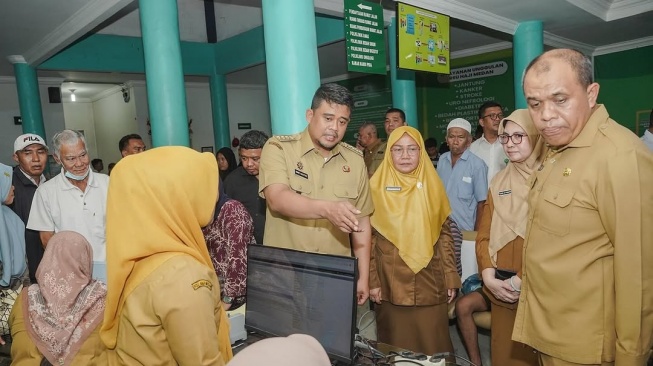 Gubernur Sumatera Utara Bobby Nasution melakukan inspeksi mendadak (Sidak) ke Rumah Sakit Haji Medan pada hari pertama kerja usai libur Lebaran 2025. [Instagram @bobbynst]