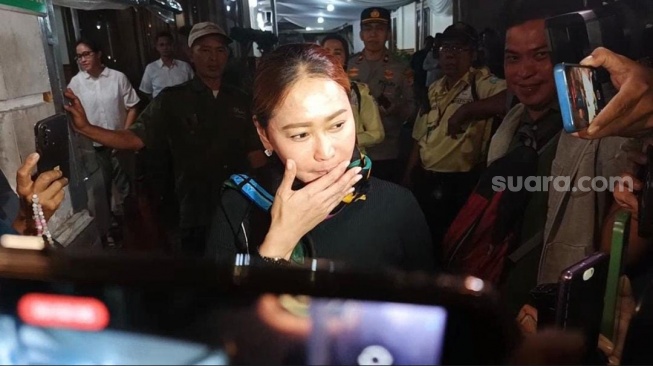 Inul Daratista ditemui di rumah duka kawasan Pancoran, Jakarta Selatan pada Kamis (10/4/2025). [Suara.com/Rena Pangesti]