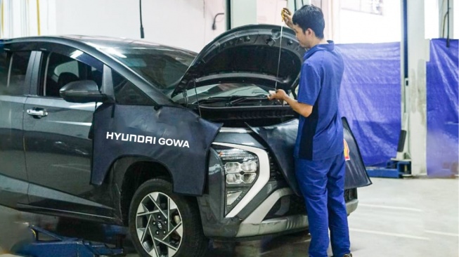 Teksnisi Hyundai Gowa Tengah Melakukan Pengecekan Berkala di Bengkel Resmi untuk Memastikan Kondisi Mobil Tetap Aman dan Nyaman saat Digunakan. (Foto: Hyundai Gowa)