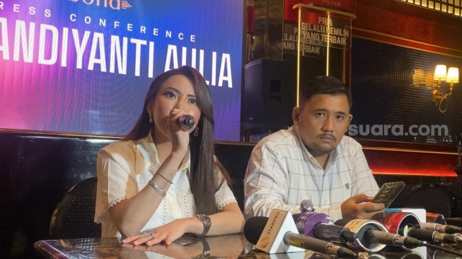 Ayu Aulia Bongkar Chat Rahasia: Lisa Mariana Ngaku Hamil Anak Ridwan Kamil Padahal Baru Ketemu?
