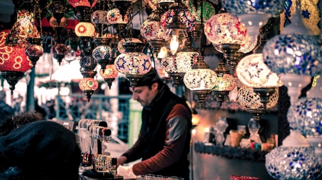 Seorang pedagang mengatur barang jualannya di Souq Waqif, Qatar. (Pixabay)