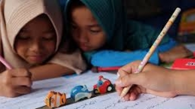 Orang tua berkewajiban mendidik anak. [Dok. Antara]