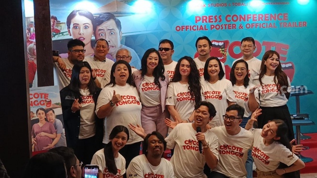 Para pemain dari film Cocote Tonggo saat konferensi pers di Ampera, Jakarta Selatan pada Selasa (15/2/2025). [Suara.com/Rena Pangesti]