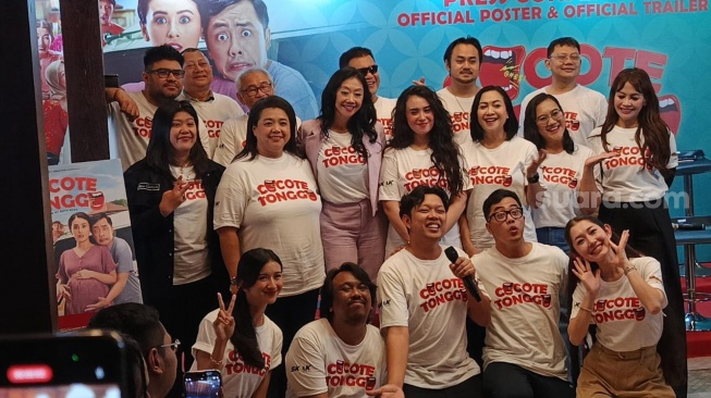 Para pemain dari film Cocote Tonggo saat konferensi pers di Ampera, Jakarta Selatan pada Selasa (15/2/2025). [Suara.com/Rena Pangesti]