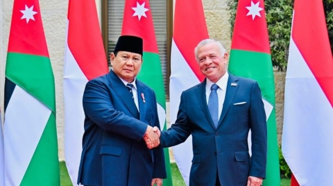 Presiden RI Prabowo Subianto berjabat tangan dengan Raja Yordania Abdullah II bin Al-Hussein saat tiba di Istana Al Husseiniya, Amman, Kerajaan Yordania Hasyimiyah, Senin (14/4/2025). (Biro Pers Sekretariat Presiden)