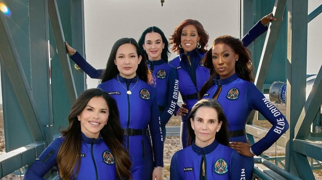 Katy Perry bersama lima perempuan ke luar angkasa menaiki roket New Shepard milik Blue Origin.