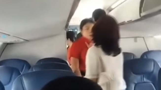 Tangkapan layar diduga anggota DPRD Sumut berinisial MZ cekcok dengan pramugari di dalam pesawat. [Instagram @indonesia_today]