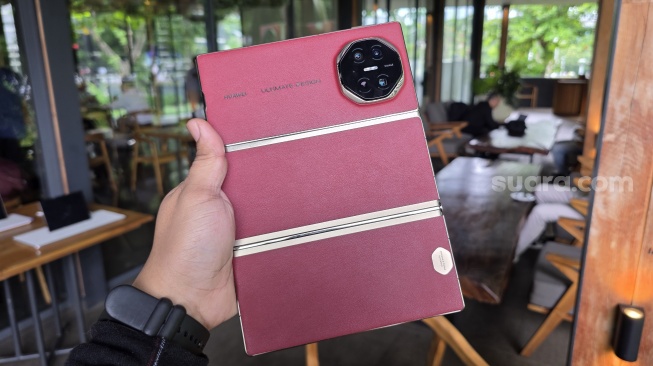 Huawei Mate XT Ultimate Design, HP lipat tiga pertama di dunia yang akan meluncur ke Indonesia. [Suara.com/Dicky Prastya]