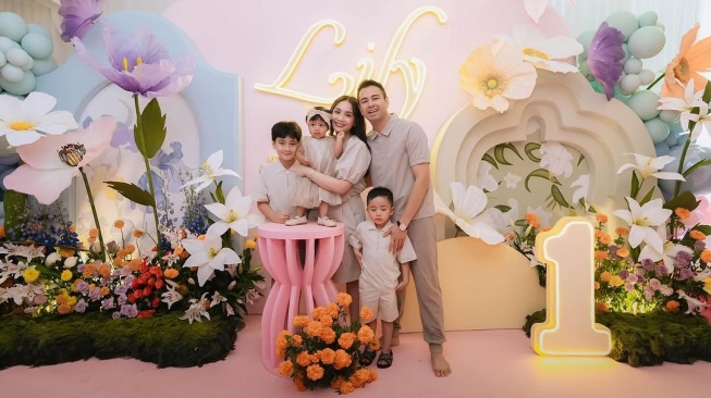 Momen perayaan ulang tahun pertama dari anak bungsu Nagita Slavina dan Raffi Ahmad, Baby Lily (Instagram/raffinagita1717)