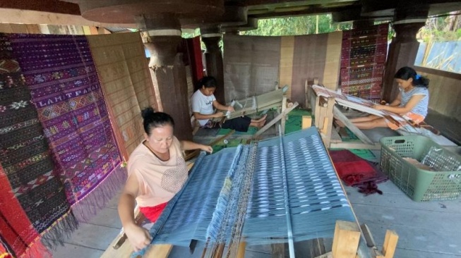 Kisah Sukses: Ibu Rumah Tangga di Tapanuli Utara Ubah Nasib dengan Ulos, Kini Mendunia!