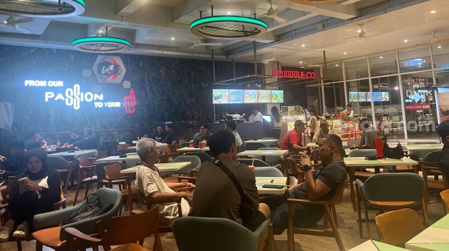Coffee and Co, Ibis Samarinda. Coffee & Co. jadi tempat ideal untuk menikmati secangkir kopi atau teh hangat dengan aneka kue dan pastry yang baru keluar dari oven. Coffee and Co adalah sebuah toko kue dan pastry yang terletak di lobi hotel ibis Samarinda. [Suara.com/Denada S Putri]