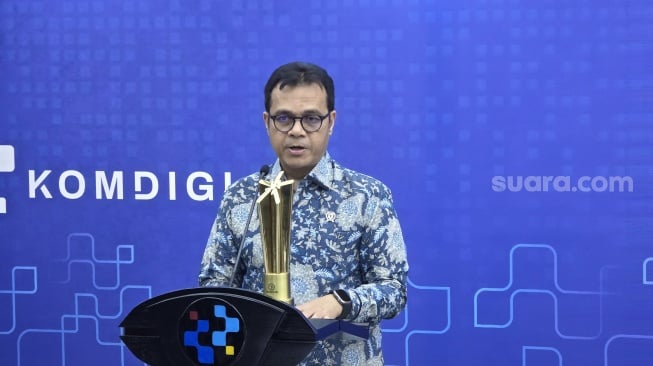 Wamenkomdigi Nezar Patria saat konferensi pers di Kantor Komdigi, Jakarta, Rabu (16/4/2025). [Suara.com/Dicky Prastya]