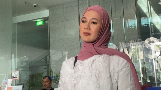 Paula Verhoeven usai membuat aduan di Komisi Yudisial di kawasan Salemba, Jakarta Pusat, Kamis (17/4/2025) [Suara.com/Tiara Rosana].