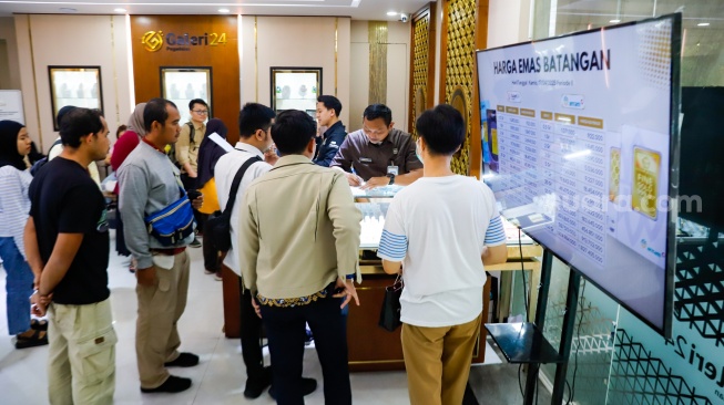 Warga antre untuk jual-beli emas di Galeri 24, Jakarta, Kamis (17/4/2025). [Suara.com/Alfian Winanto]