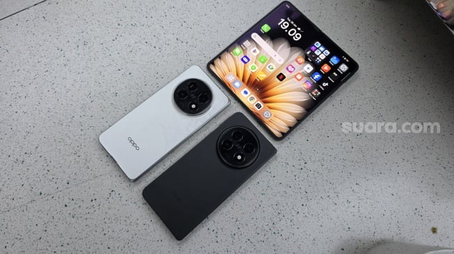 HP lipat Oppo Find N5 yang segera hadir ke Indonesia pada 30 April 2025. [Suara.com/Dicky Prastya]