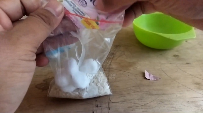 Tahapan membuat pengharum lemari dengan bahan utama beras dan pewangi pakaian Downy (YouTube/Wanda Panda)