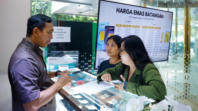 Warga antre untuk jual-beli emas di Galeri 24, Jakarta, Kamis (17/4/2025). [Suara.com/Alfian Winanto]