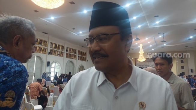 Menteri Sosial Saifullah Yusuf alias Gus Ipul saat ditemui wartawan di kawasan Kalibata, Jakarta Selatan, Kamis (17/4/2025). (Suara.com/Lilis Varwati)