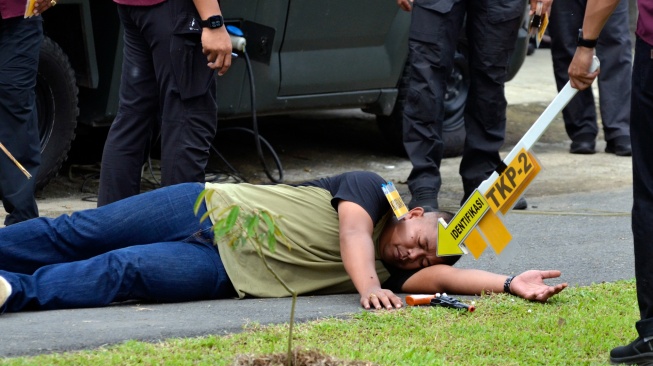 Pemeran pengganti Kapolsek Negara Batin Way Kanan AKP (anumerta) Lusiyanto memperagakan adegan saat melakukan rekonstruksi di lapangan Satlog Satdisjan Korem 043/Garuda Hitam Lampung, Lampung, Kamis (17/4/2025). [ANTARA FOTO/Ardiansyah/foc]