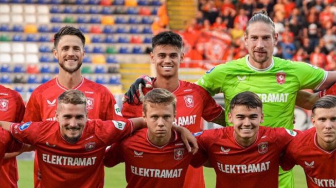 Pemain belakang Timnas Indonesia, Mees Hilgers, tengah menjadi sorotan jelang bursa transfer musim panas 2025. Bek muda yang kini membela klub Eredivisie, FC Twente, disebut-sebut akan dilepas oleh timnya menyusul situasi kontrak yang tak kunjung menemui titik temu. (ig Mees Hilgers)