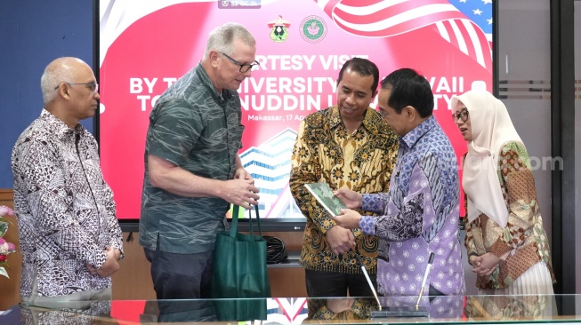 Rektor Universitas Hasanuddin Prof. Jamaluddin Jompa, menerima kunjungan delegasi dari University of Hawai‘i. Mempererat kerja sama riset pada bidang komoditas kemiri di Ruang Rektor, Lantai 8 Gedung Rektorat, Kampus Unhas Tamalanrea, Makassar, Kamis 17 April 2025 [SuaraSulsel.id/Humas Unhas]