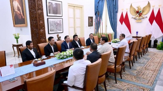 Presiden Prabowo Subianto bertemu dengan Komisi V DPR di Istana Kepresidenan, Jakarta pada Kamis (17/4/2025). [Biro Pers Sekretariat Presiden/Muchlis Jr]