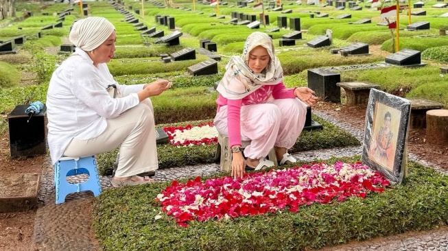 Inul Daratista berziraha ke makam Titiek Puspa (Instagram)