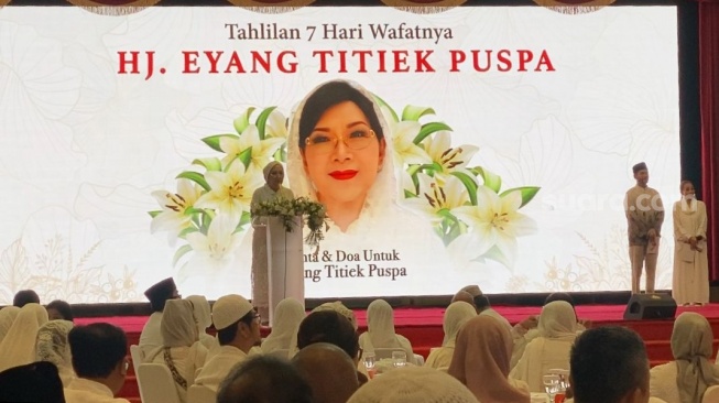 Pengajian 7 Harian Titiek Puspa Digelar Penuh Haru dengan Nuansa Serba Putih