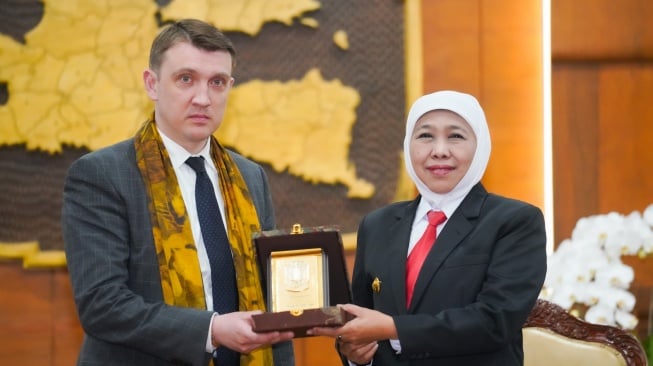 Khofifah Bahas Kerja Sama Pendidikan hingga Energi Terbarukan dengan Delegasi Tomsk Rusia
