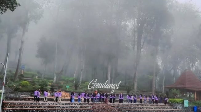 Destinasi wisata Geni Langit juga menjadi incaran wisatawan yang akan berlibur di sekitar kaki Gunung Lawu, tempat yang sejuk menambah pengalaman liburan keluarga lebih menyenangkan. (Instagram)