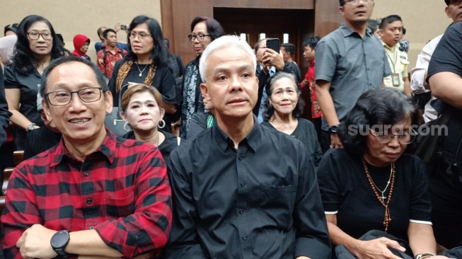 Mantan Gubernur Jawa Tengah Ganjar Pranowo menghadiri sidang lanjutan kasus dugaan suap pada pergantian antarwaktu (PAW) anggota DPR RI yang menjadikan Sekretaris Jenderal PDIP Hasto Kristiyanto sebagai terdakwa. (Suara.com/Dea)