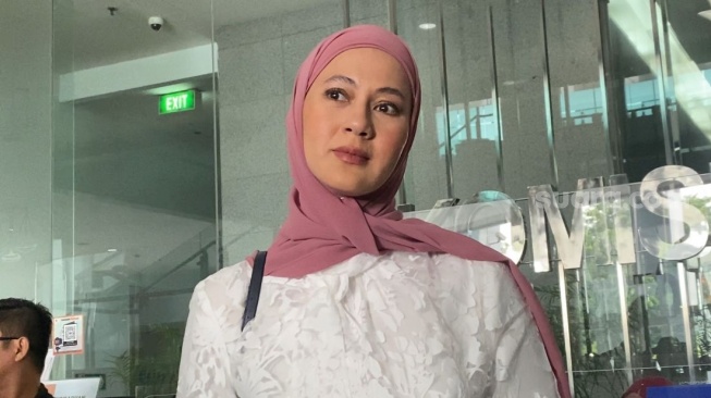 Paula Verhoeven usai membuat aduan di Komisi Yudisial di kawasan Salemba, Jakarta Pusat, Kamis (17/4/2025) [Suara.com/Tiara Rosana].