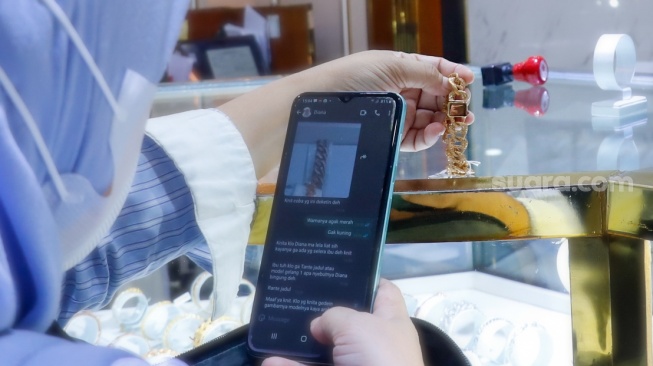 Warga jual-beli emas di Galeri 24, Jakarta, Kamis (17/4/2025). [Suara.com/Alfian Winanto]