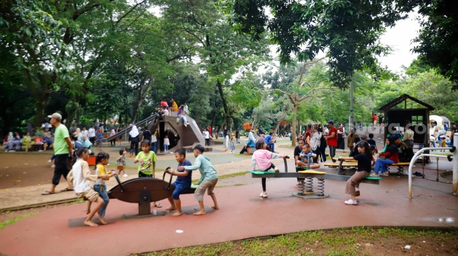 Sejumlah warga saat berwisata di Tebet Eco Park, Tebet, Jakarta, Jumat (18/4/2025). [Suara.com/Alfian Winanto]