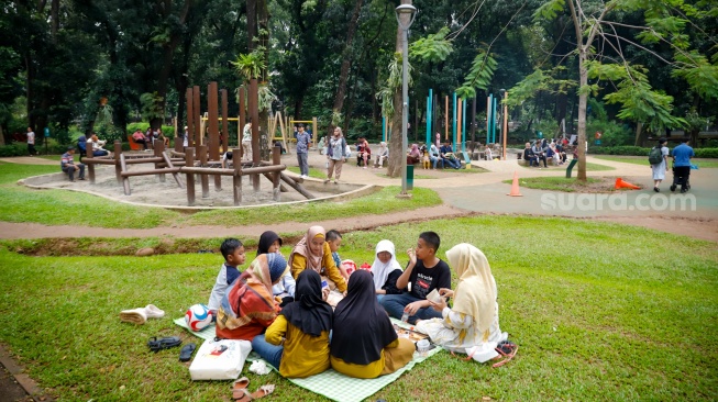 Sejumlah warga saat berwisata di Tebet Eco Park, Tebet, Jakarta, Jumat (18/4/2025). [Suara.com/Alfian Winanto]