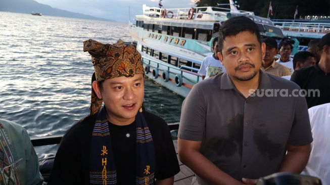 Gubernur Sumut Bobby Nasution dan YouTuber Bobon Santoso masak besar di pinggir Danau Toba dalam rangka HUT Ke-77 Sumatera Utara. [Suara.com/ M.Aribowo] 