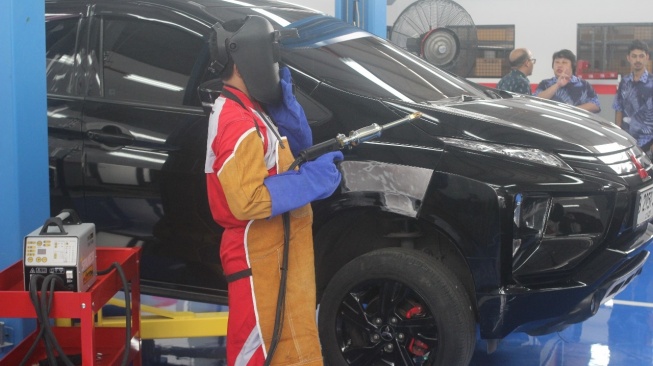 PT Mitsubishi Motors Krama Yudha Sales Indonesia (MMKSI) memperluas jaringan layanan purna jual dengan meresmikan dua fasilitas resmi Bodi & Cat Mitsubishi Motors di area Jabodetabek. (Foto: MMKSI)
