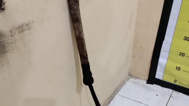 Parang yang digunakan untuk membacok korban. [dok Polres Labusel]
