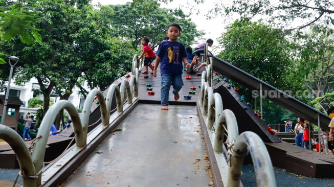 Sejumlah warga saat berwisata di Tebet Eco Park, Tebet, Jakarta, Jumat (18/4/2025). [Suara.com/Alfian Winanto]