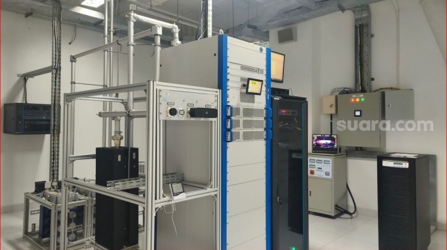 Ruang operator pemancar televisi di Turyapada Tower, Buleleng, Bali [Suara.com/Putu Yonata Udawananda] 