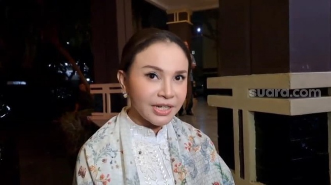 Rossa usai menghadiri acara Tahlilan 7 Hari Wafatnya Titiek Puspa di Auditorium Perguruan Tinggi Kepolisian (PTIK) di kawasan Kebayoran Baru, Jakarta Selatan, Kamis (17/4/2025). [Suara.com/Tiara Rosana]