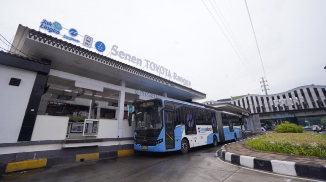 PT Toyota-Astra Motor (TAM) berkolaborasi dengan PT Transportasi Jakarta (Transjakarta), menjalankan project penamaan Halte Pasar Senen menjadi Halte Senen Toyota Rangga. (Foto: TAM)