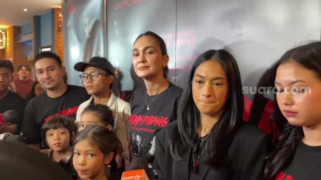 Luna Maya dan para pemeran film Jalan Pulang dalam konferensi pers yang digelar di kawasan MH. Thamrin, Jakarta Pusat, Kamis (17/4/2025) [Suara.com/Tiara Rosana].