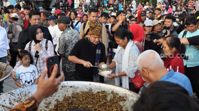 YouTuber Bobon Santoso masak besar di pinggir Danau Toba dalam rangka HUT Ke-77 Sumatera Utara. [Suara.com/ M.Aribowo] 