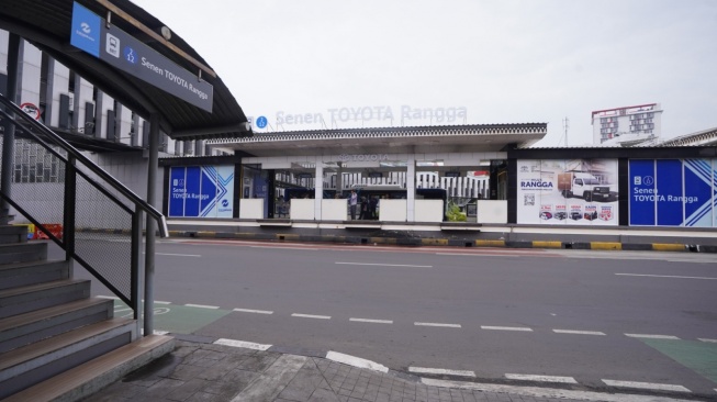 PT Toyota-Astra Motor (TAM) berkolaborasi dengan PT Transportasi Jakarta (Transjakarta), menjalankan project penamaan Halte Pasar Senen menjadi Halte Senen Toyota Rangga. (Foto: TAM)
