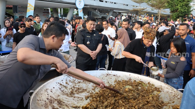 Gubernur Sumut Bobby Nasution dan YouTuber Bobon Santoso besar di pinggir Danau Toba dalam rangka HUT Ke-77 Sumatera Utara. [Suara.com/ M.Aribowo] 