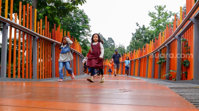 Sejumlah warga saat berwisata di Tebet Eco Park, Tebet, Jakarta, Jumat (18/4/2025). [Suara.com/Alfian Winanto]