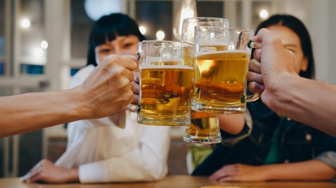 Ilustrasi minuman beralkohol - alkohol menjadi salah satu penyebab meningkatnya risiko kanker (Freepik)