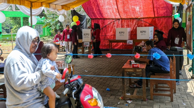 Suasana warga memasukkan surat suara ke dalam kotak suara saat pemungutan suara ulang Pilkada Kabupaten Serang di TPS 08 Desa Sindangsari, Petir, Kabupaten Serang, Banten, Sabtu (19/4/2025). [ANTARA FOTO/Angga Budhiyanto/agr]