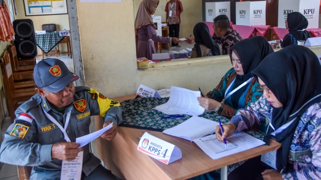 Petugas KPPS menunggu partisipasi warga saat pemungutan suara ulang di TPS 006 di Desa Margaluyu, Kecamatan Manonjaya, Kabupaten Tasikmalaya, Jawa Barat, Sabtu (19/4/2025).  [ANTARA FOTO/Adeng Bustomi/agr]